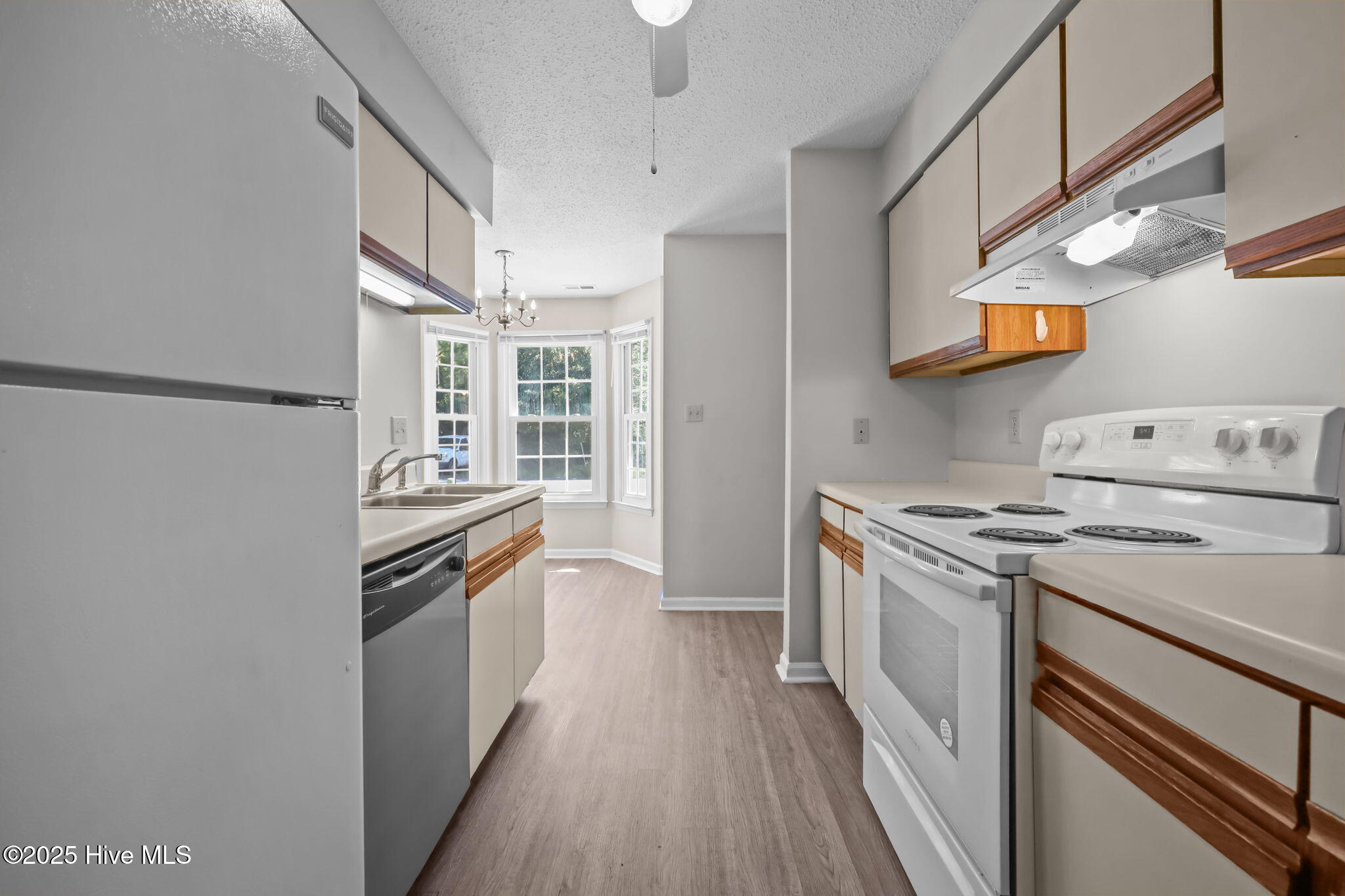 1947 Rolling Ridge Drive