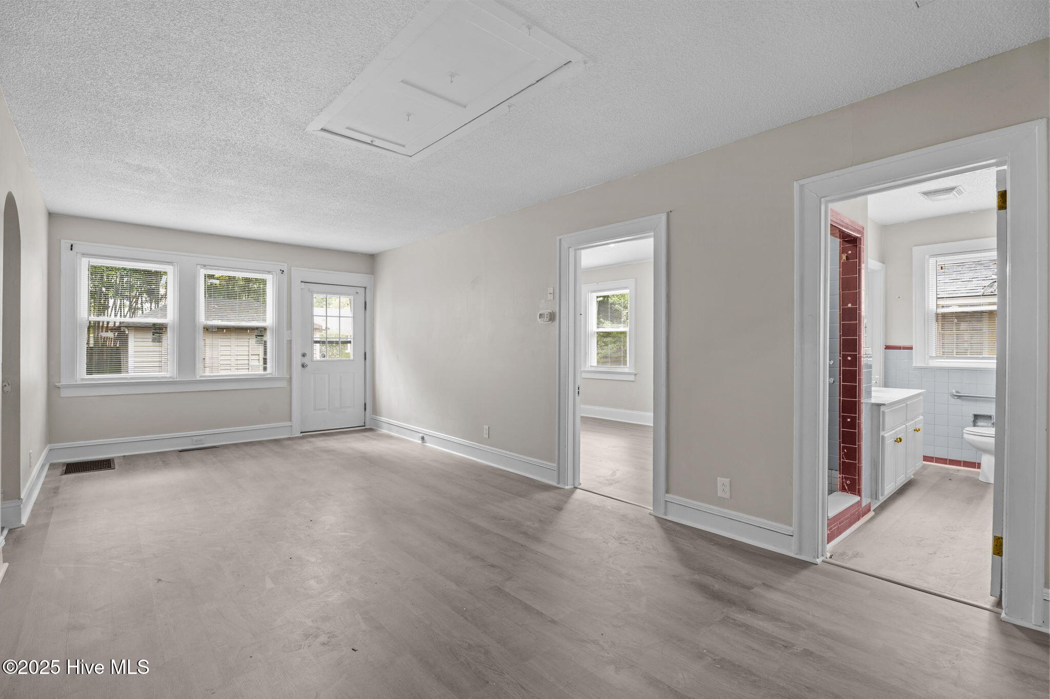 102 S Pineview Avenue