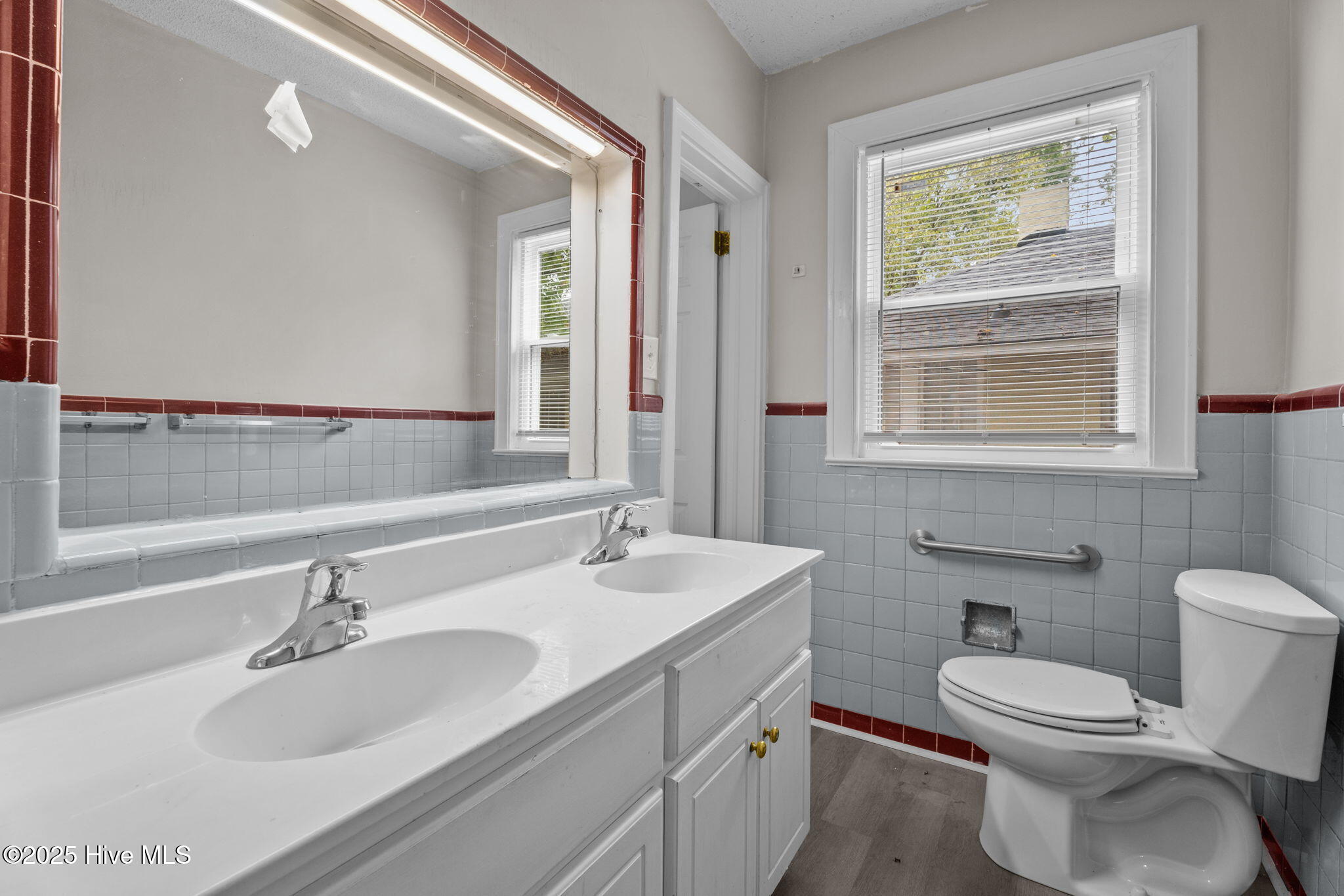 102 S Pineview Avenue