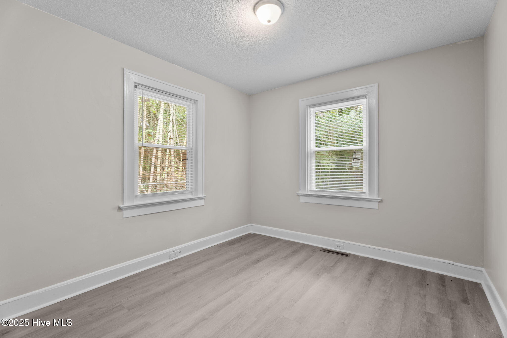 102 S Pineview Avenue