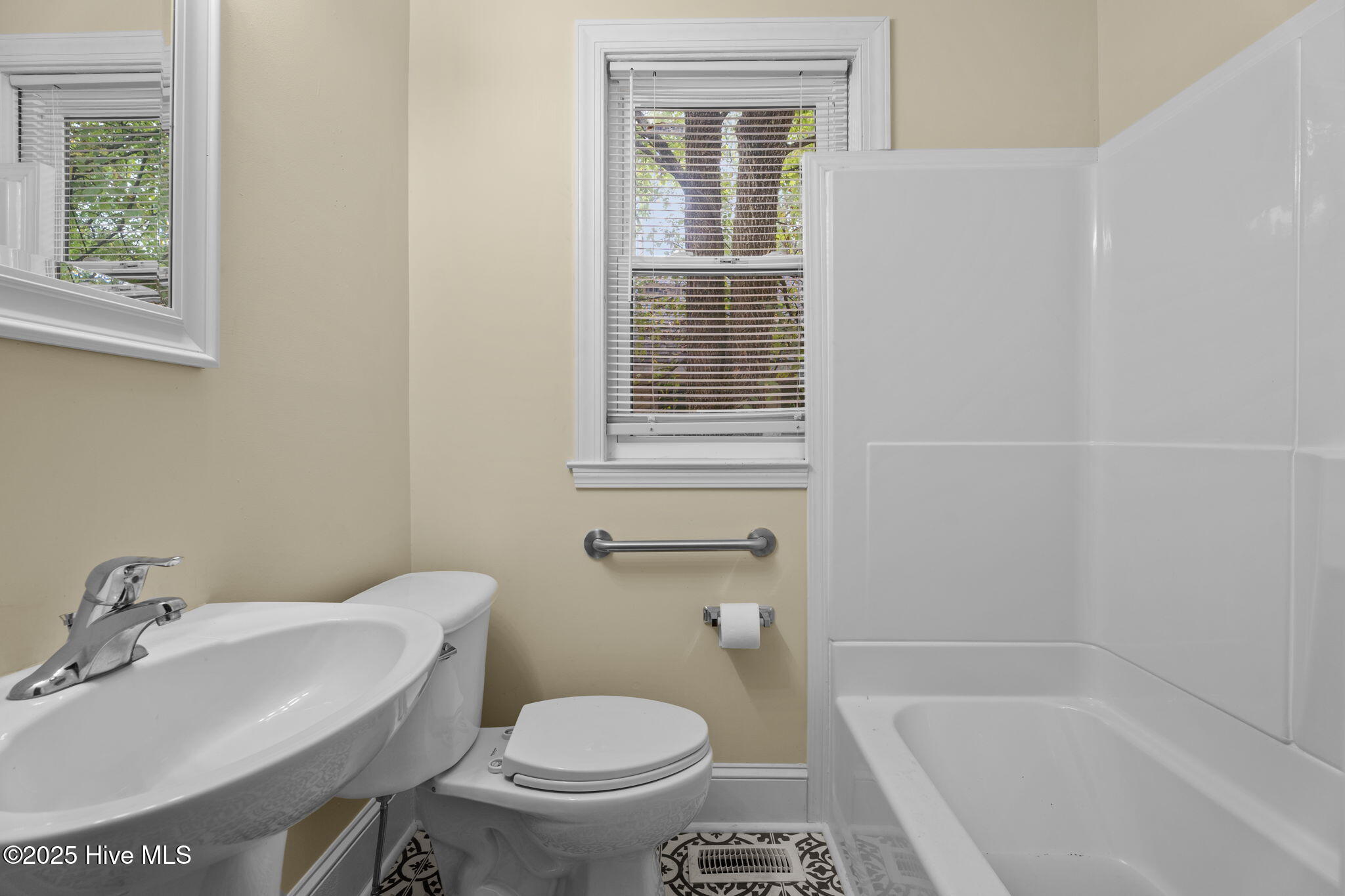 102 S Pineview Avenue