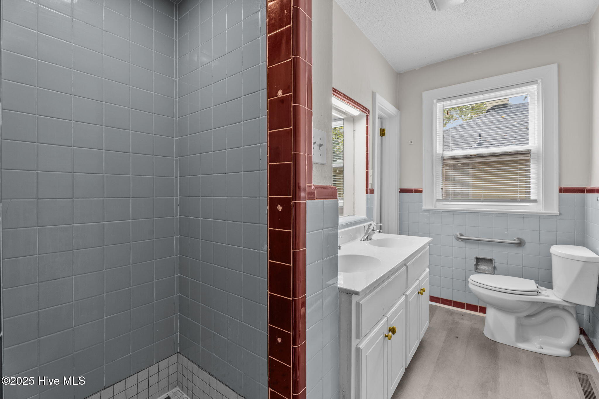 102 S Pineview Avenue