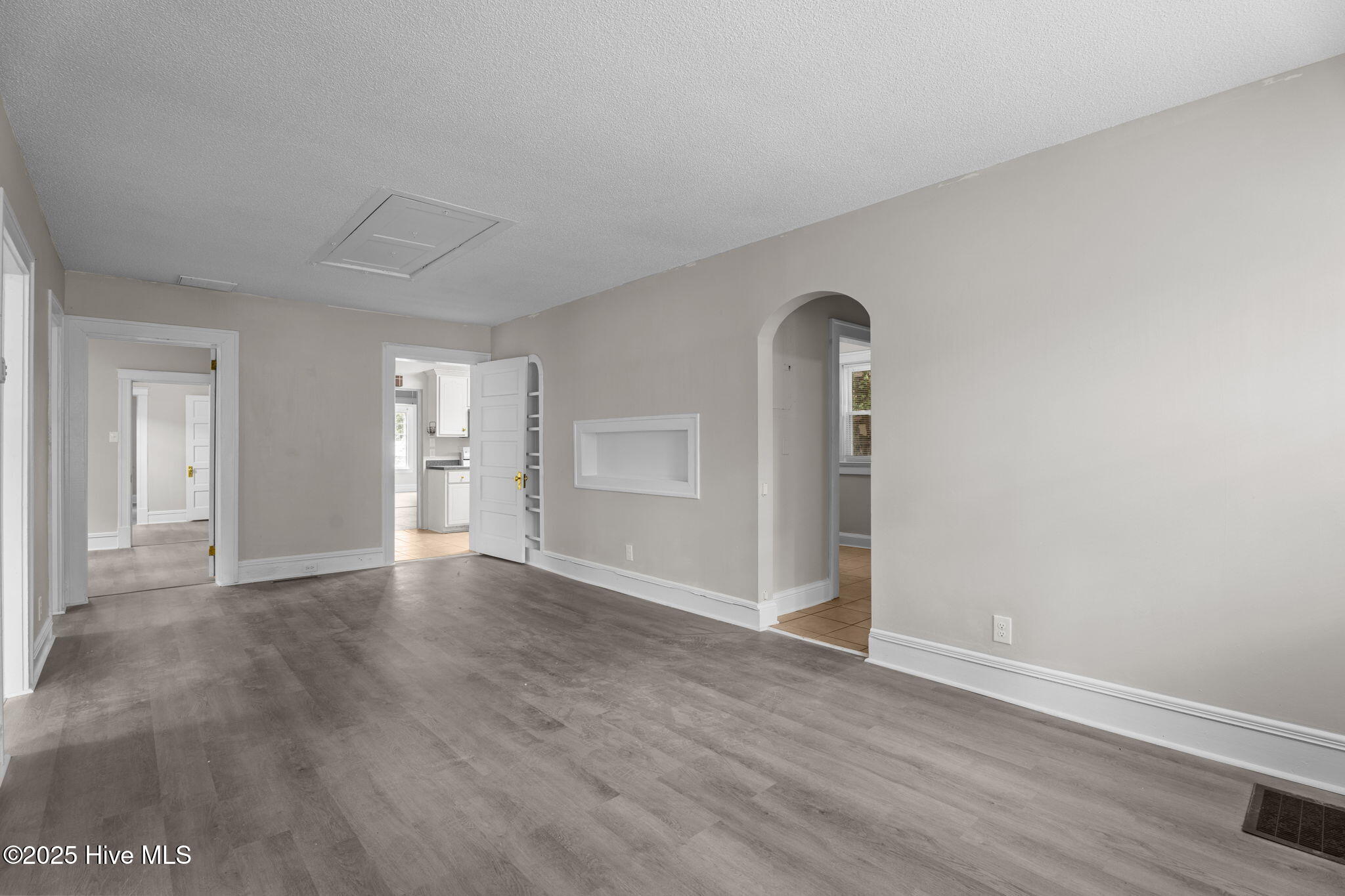 102 S Pineview Avenue