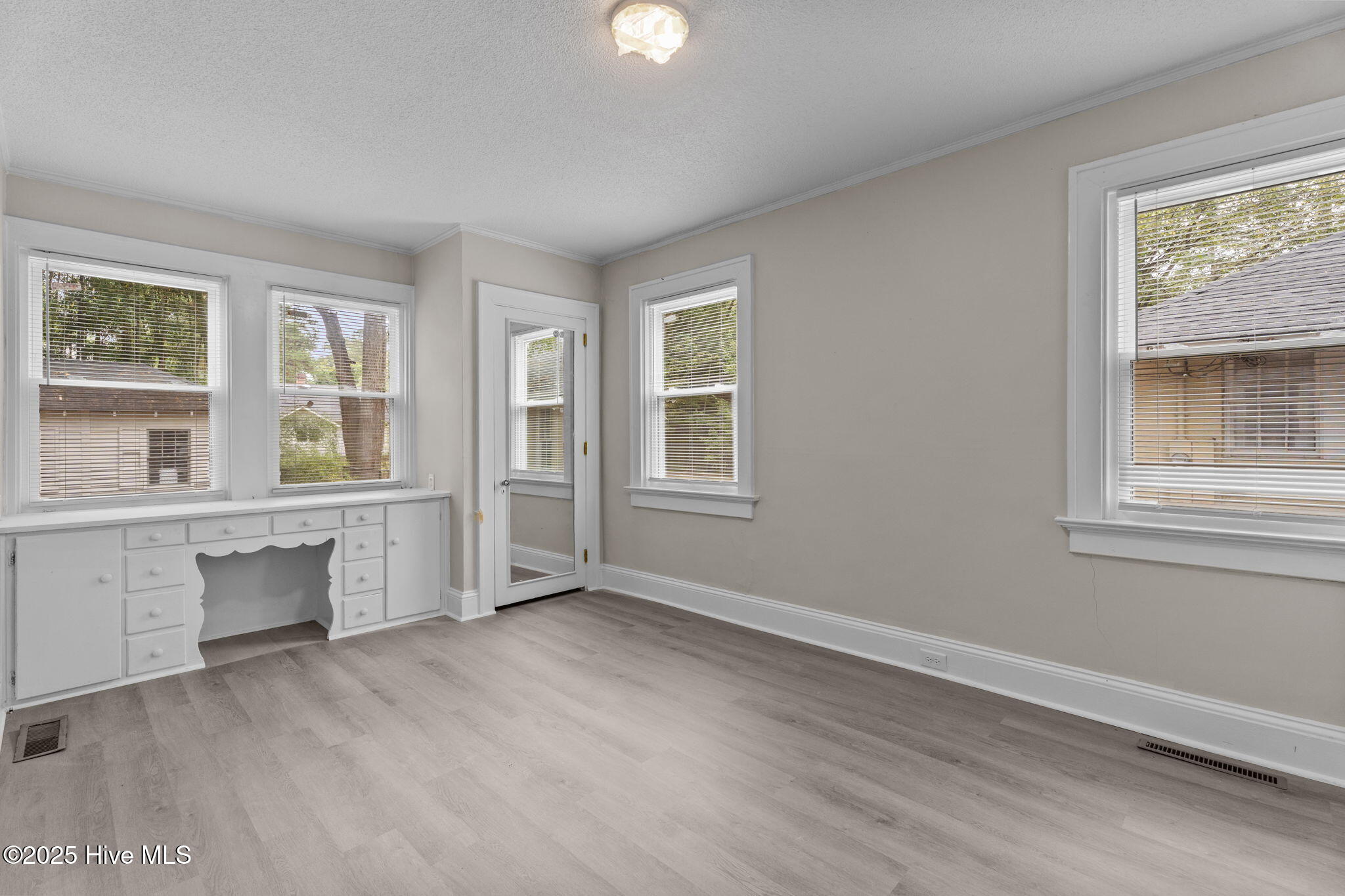 102 S Pineview Avenue