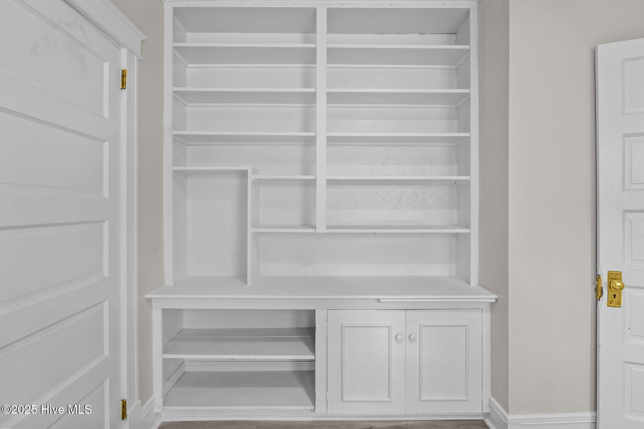 102 S Pineview Avenue