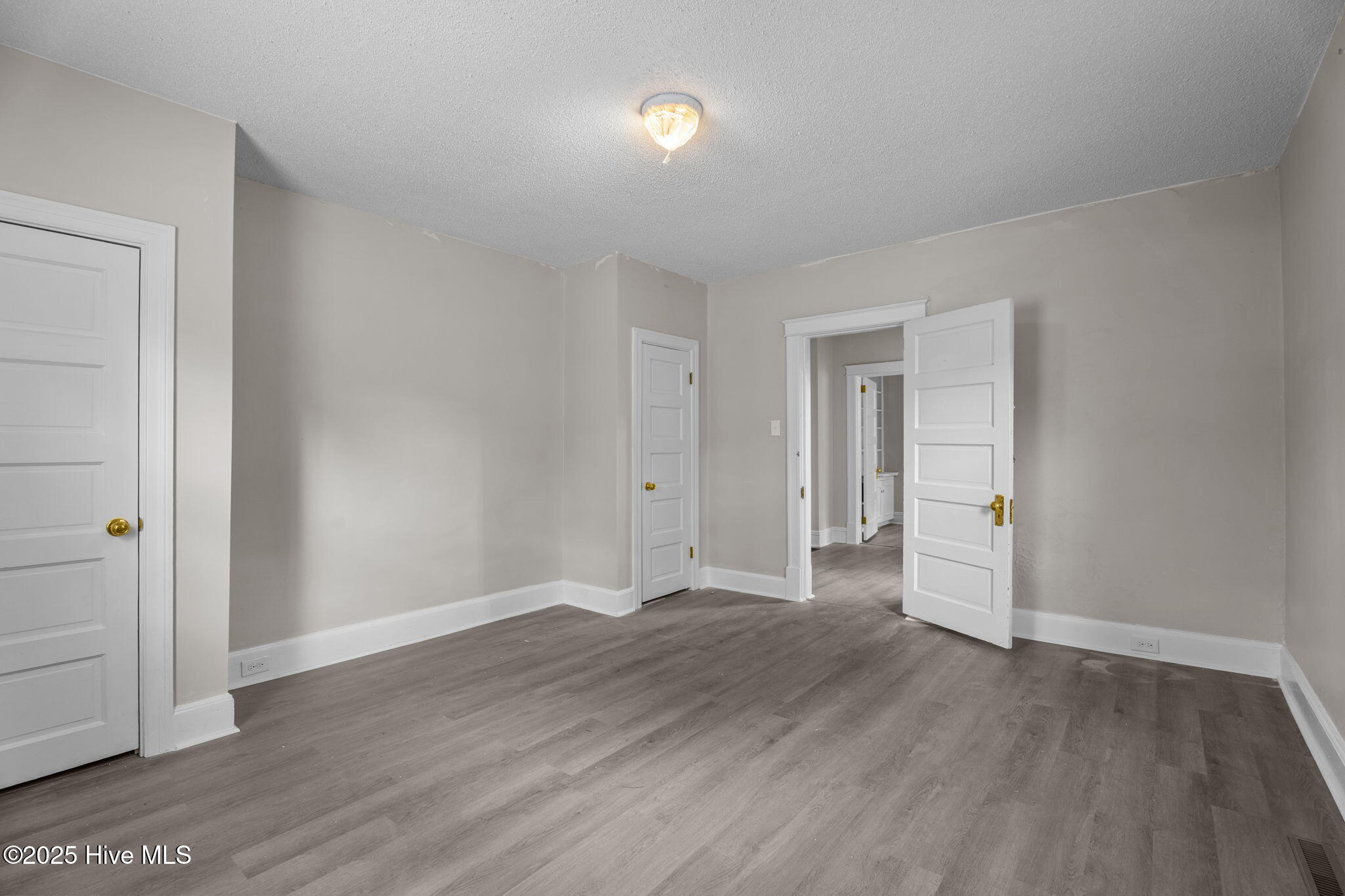 102 S Pineview Avenue