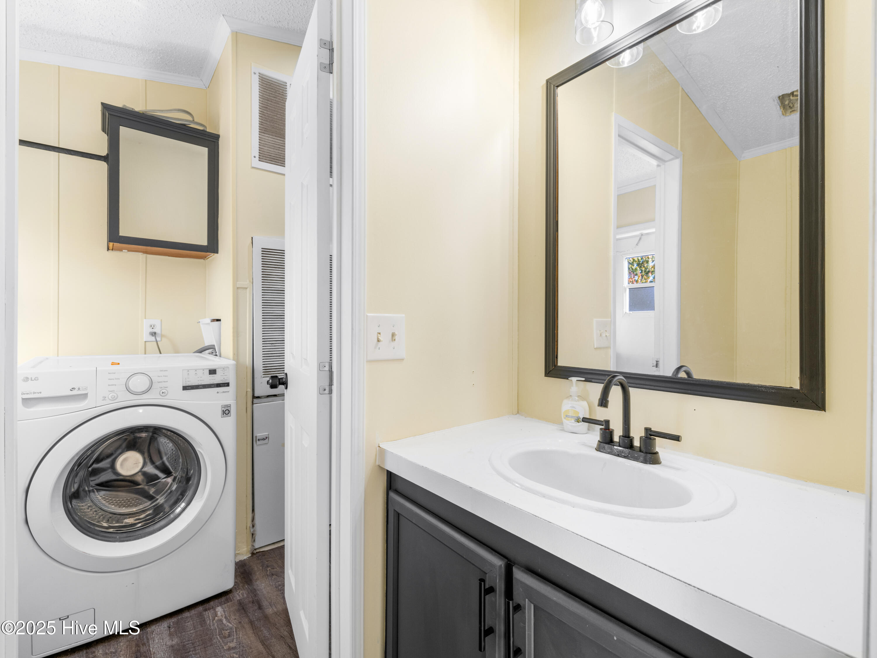 307 N Winchester Lane