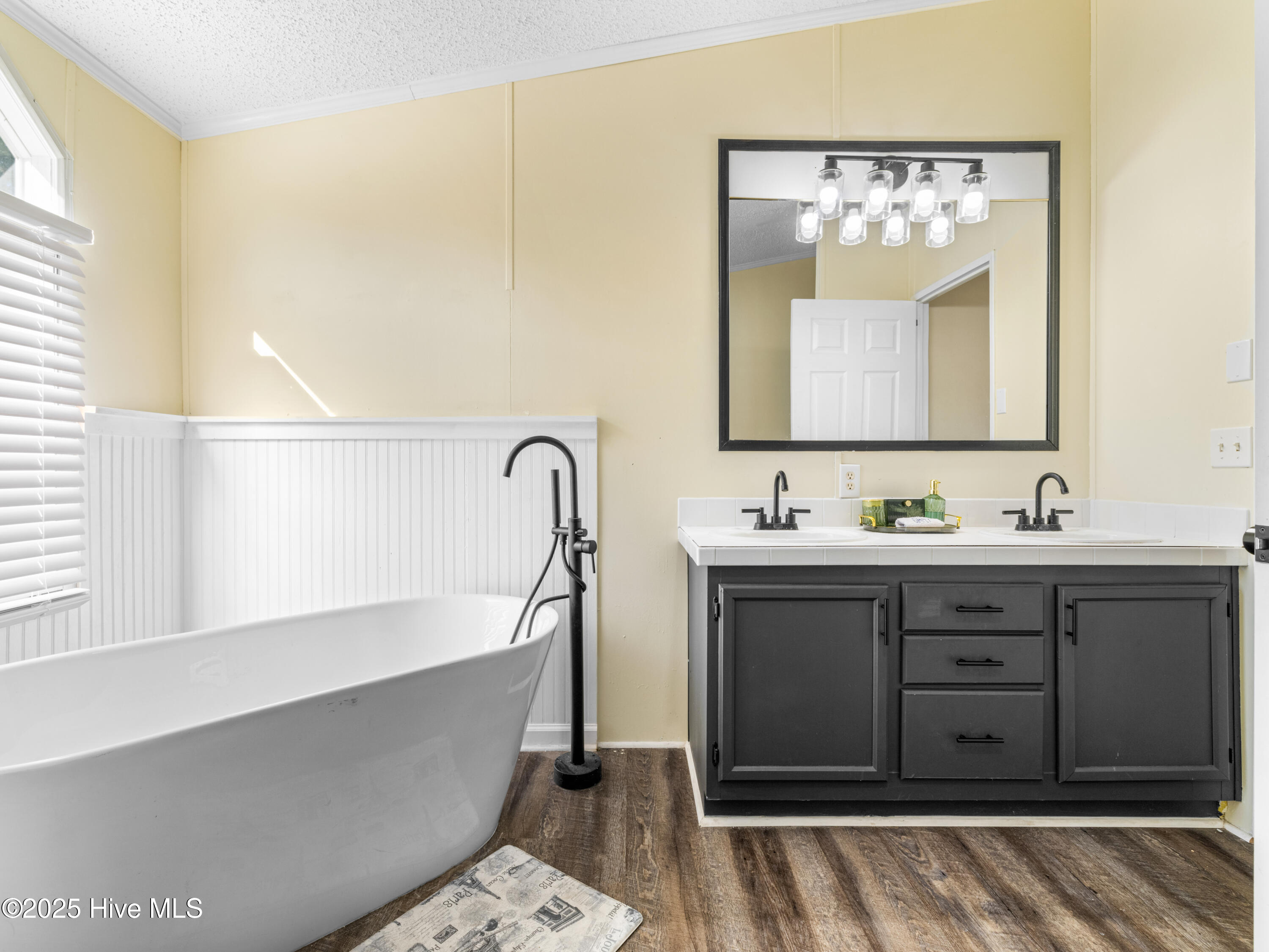 307 N Winchester Lane