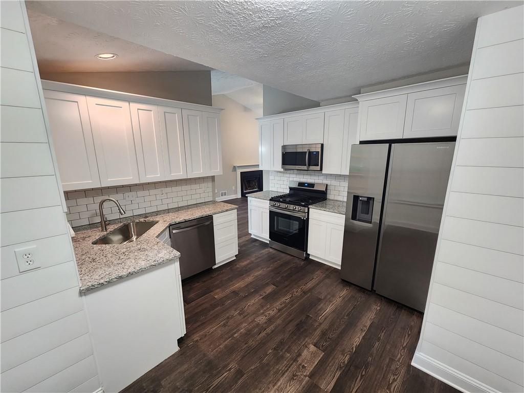 2415 Anamanda Close