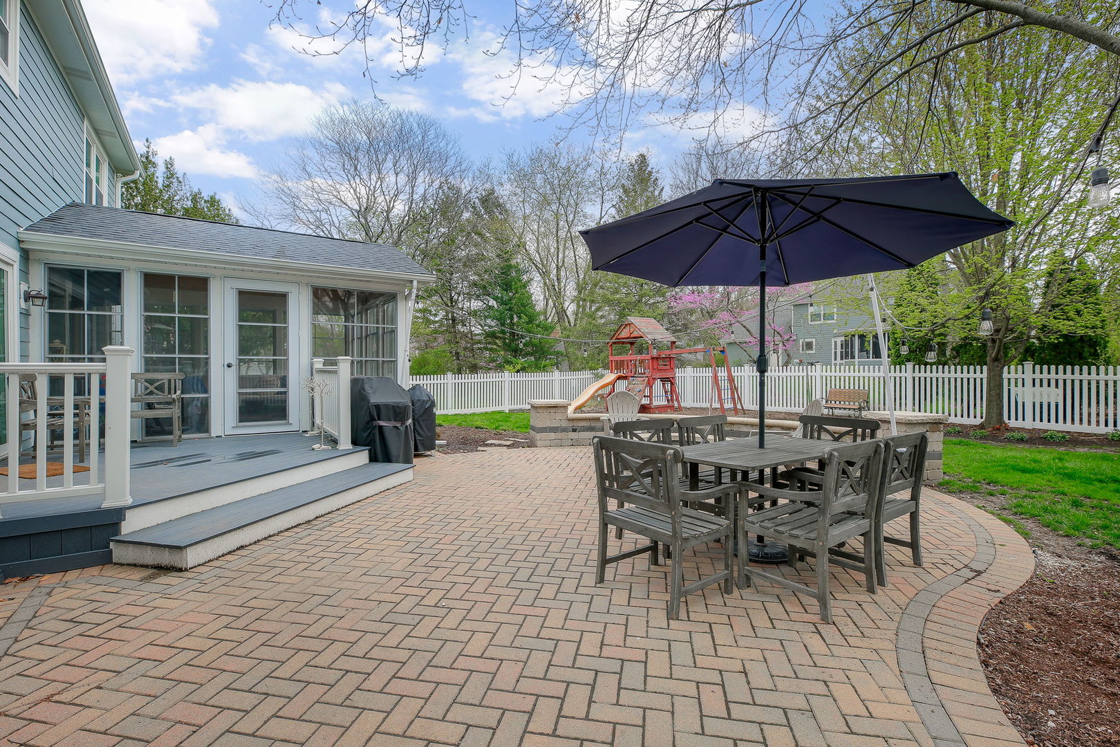 25W275 Woodstock Court
