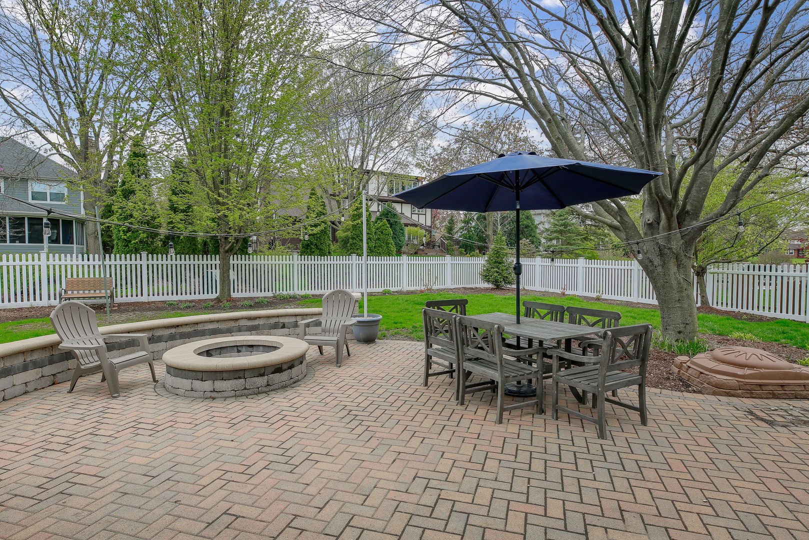 25W275 Woodstock Court