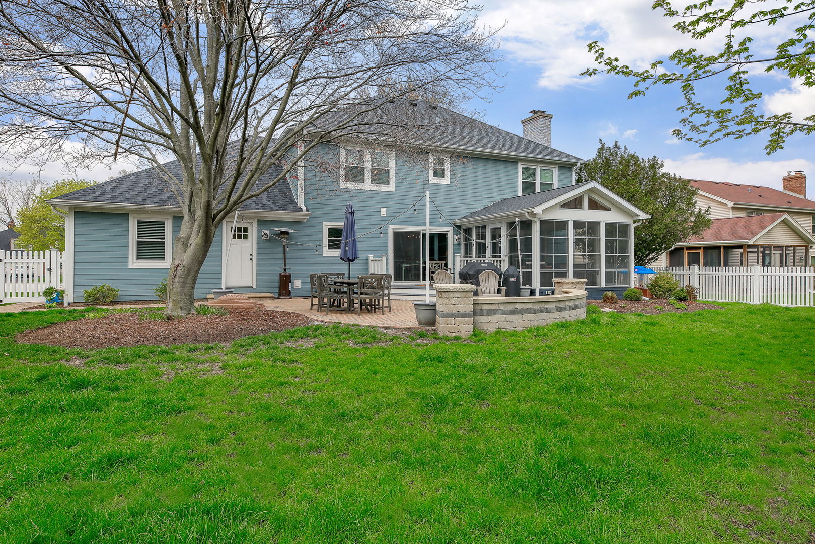 25W275 Woodstock Court