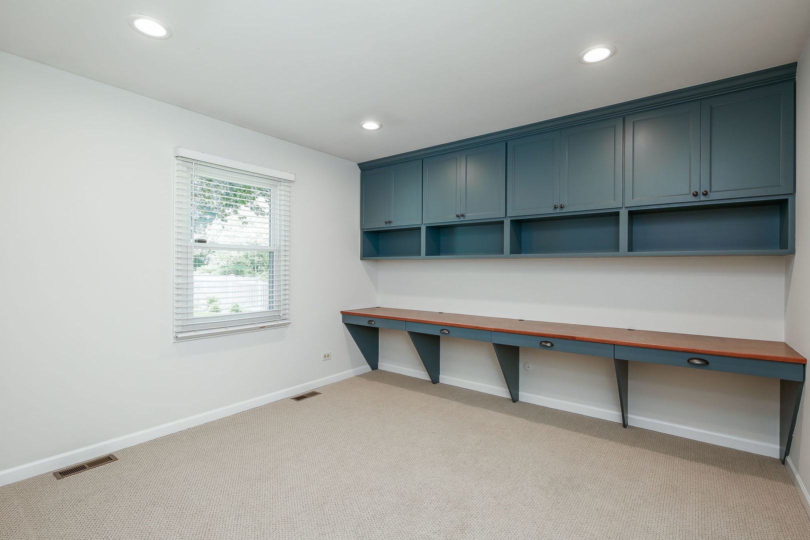 25W275 Woodstock Court
