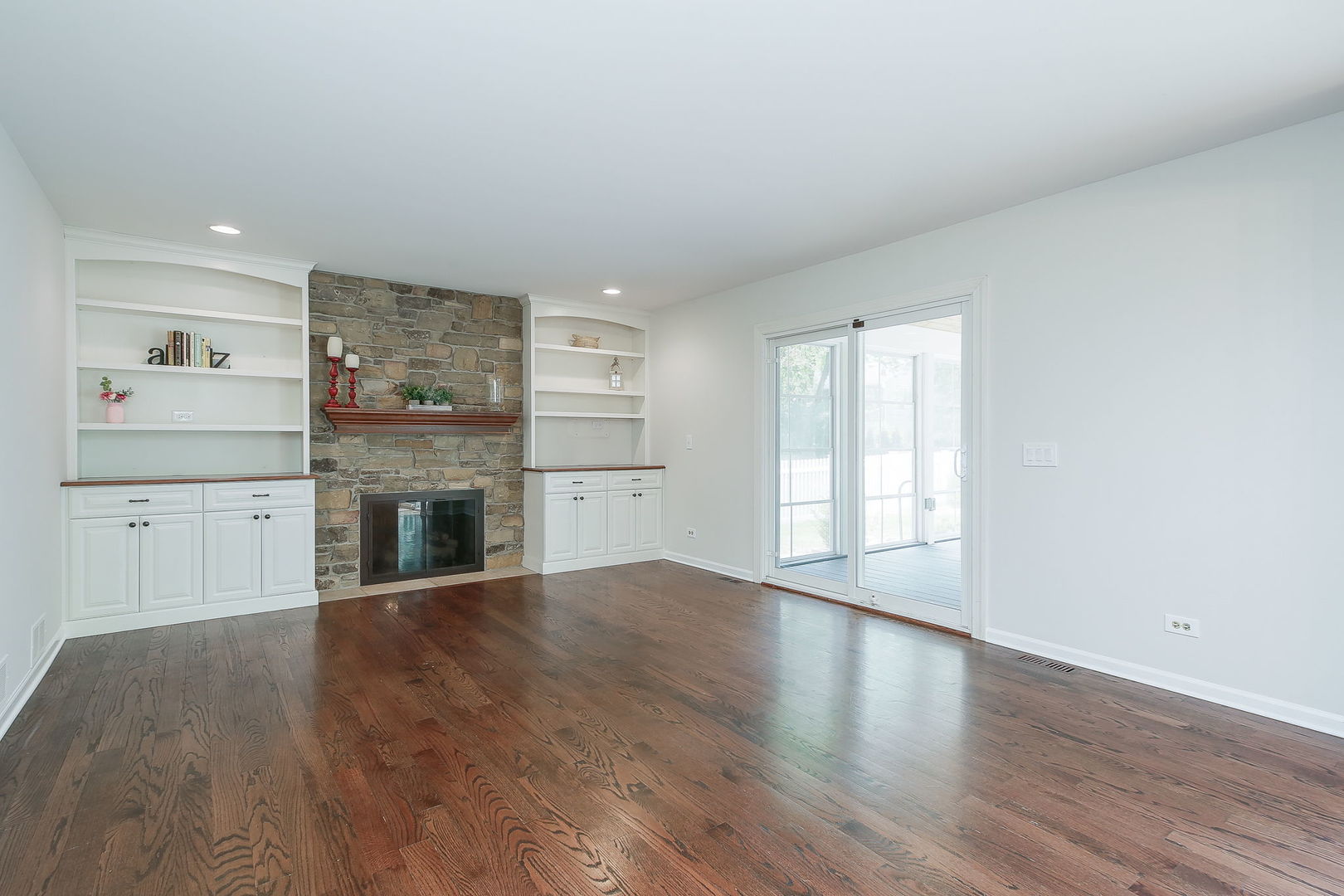 25W275 Woodstock Court