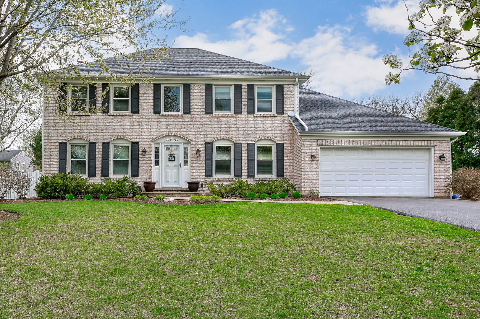 25W275 Woodstock Court