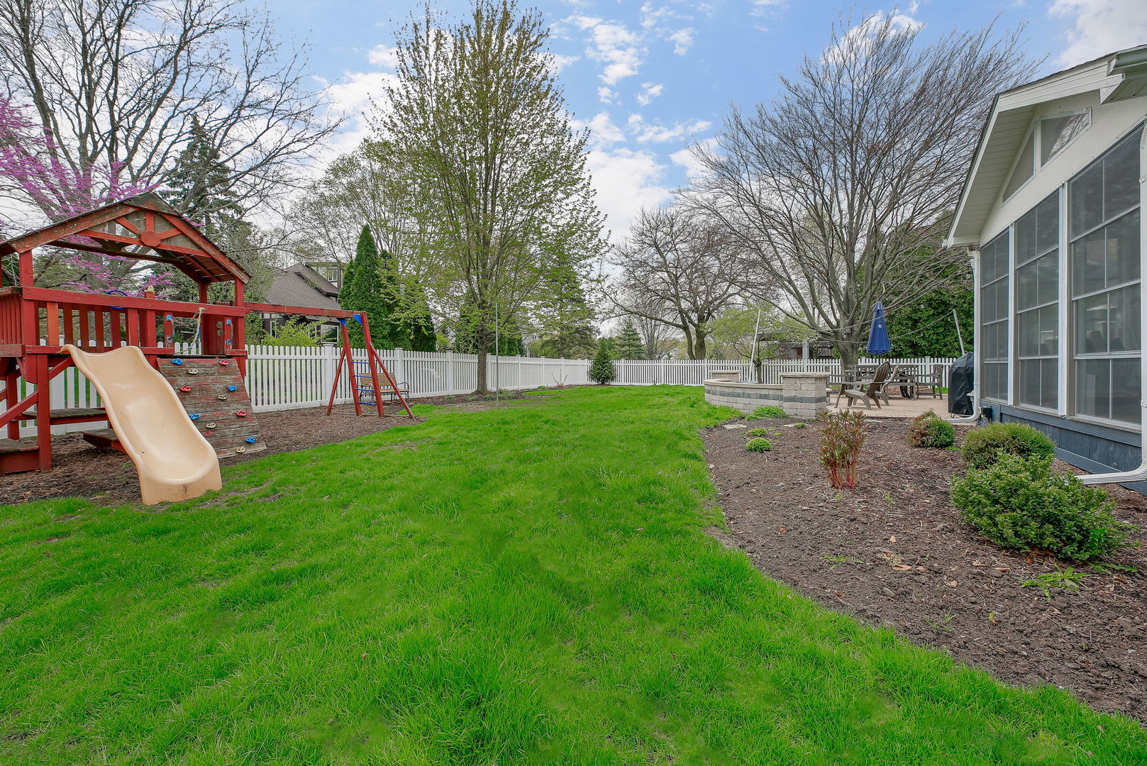 25W275 Woodstock Court