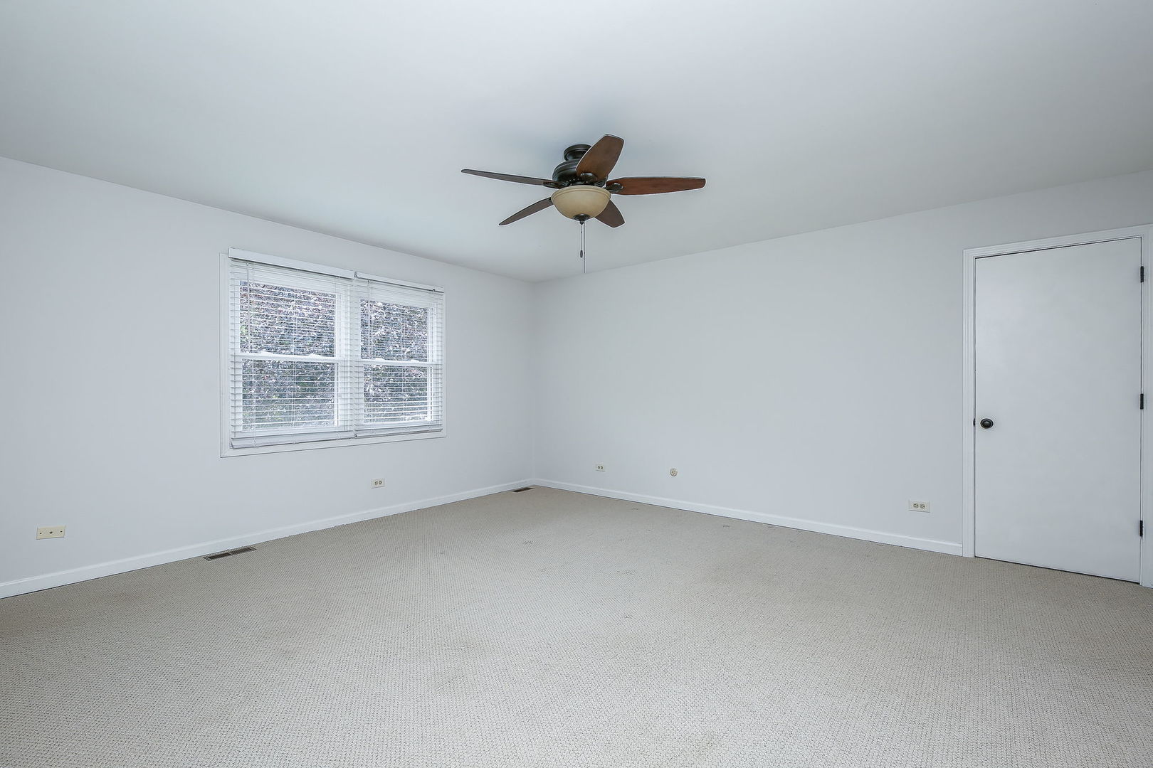 25W275 Woodstock Court