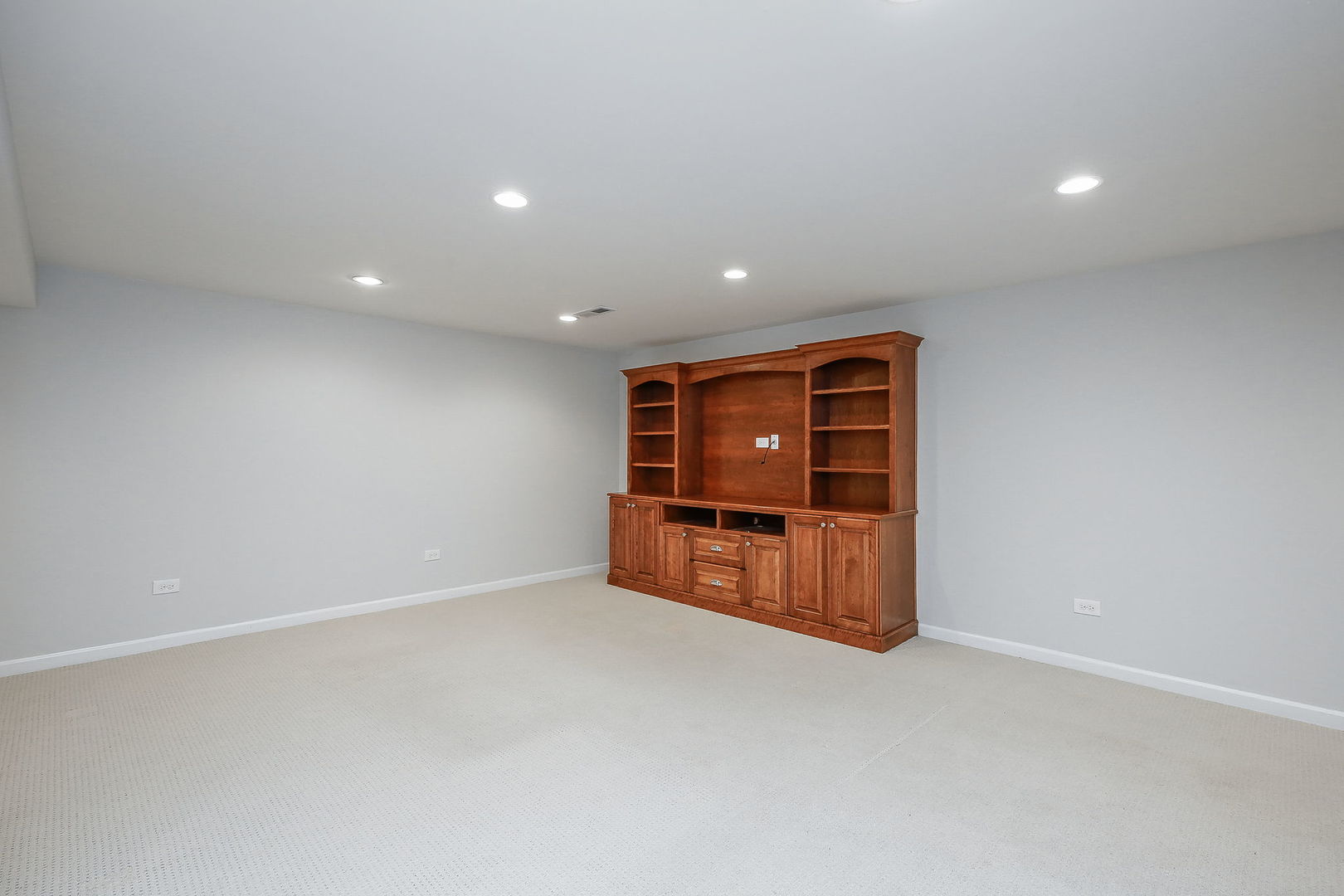 25W275 Woodstock Court