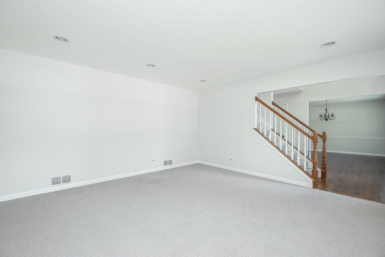 25W275 Woodstock Court