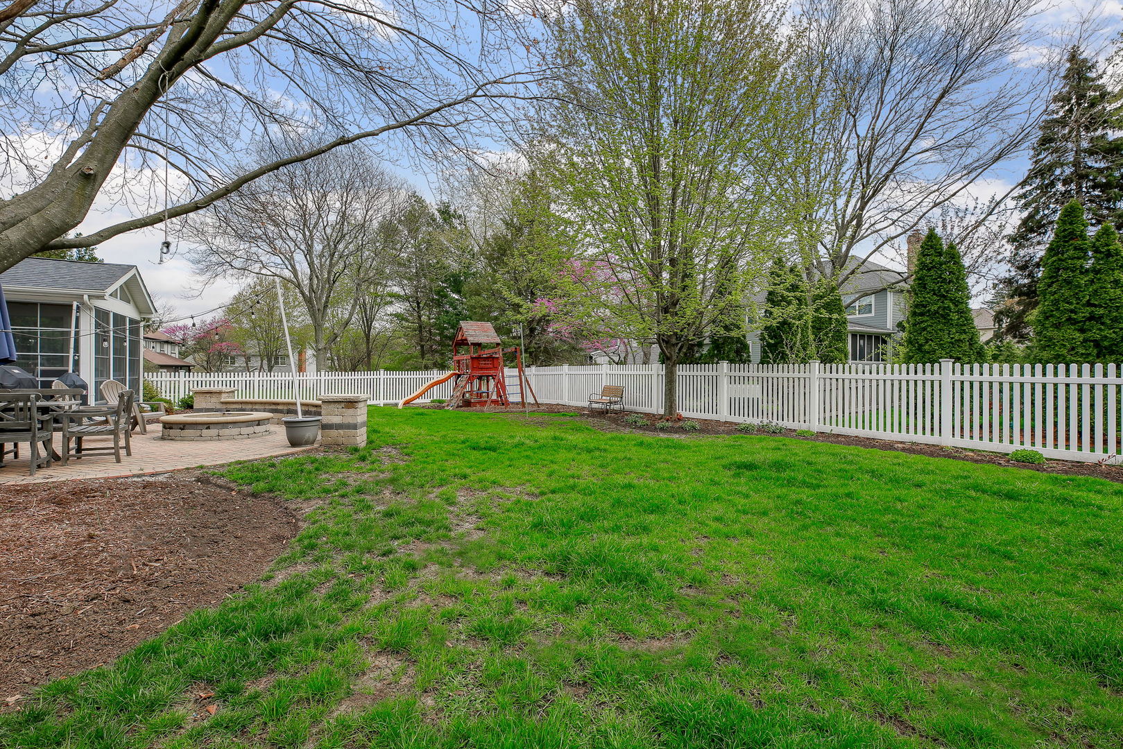 25W275 Woodstock Court