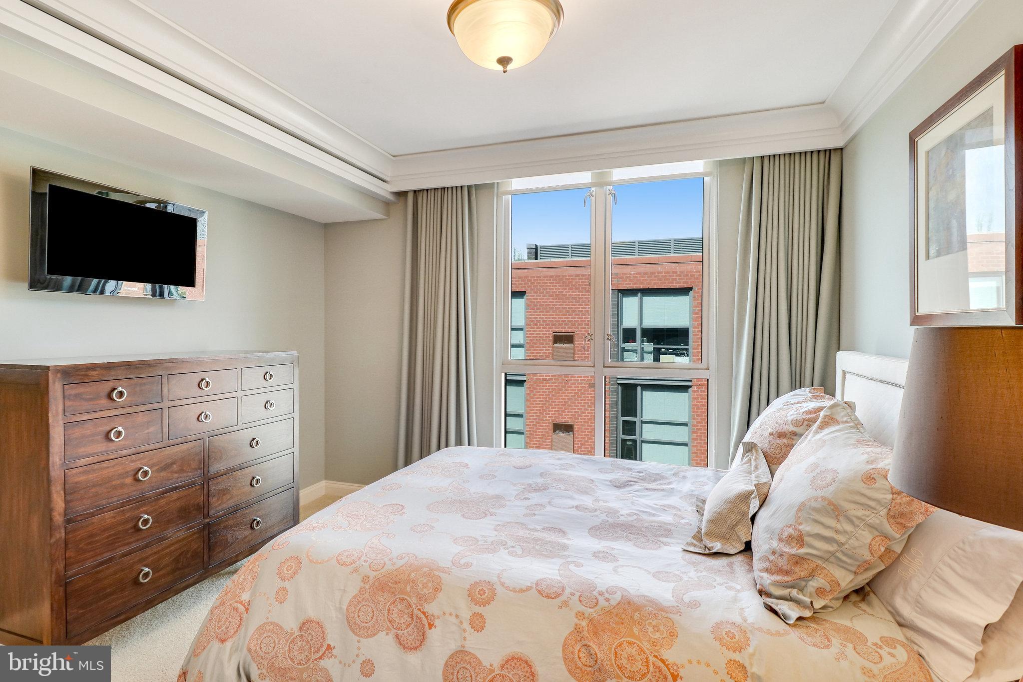 1025 1st St SE #1406