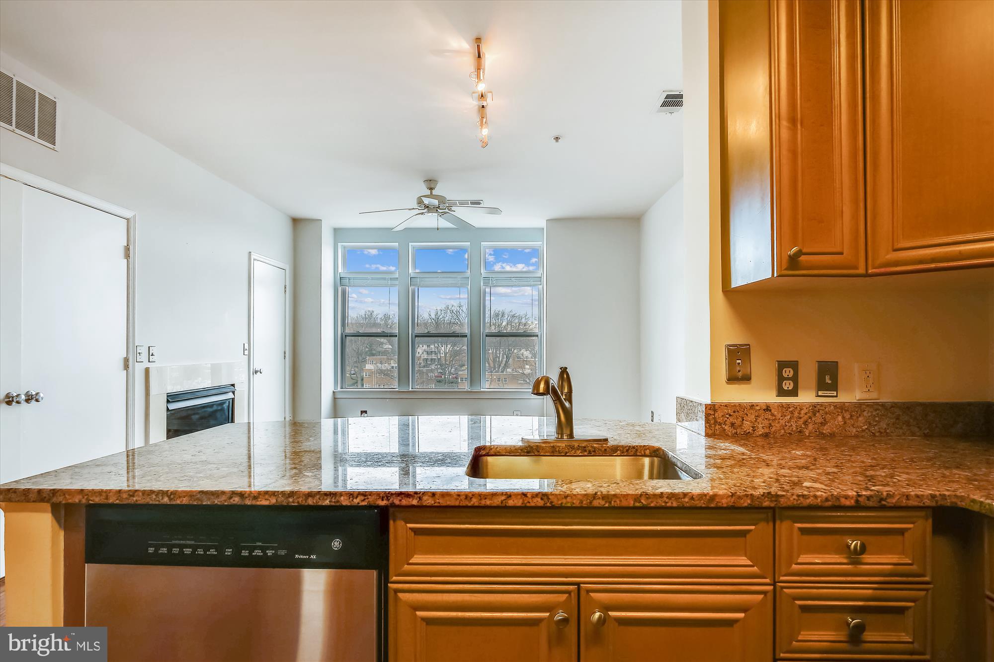 1633 N COLONIAL TER #402