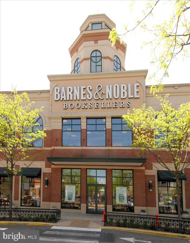 1633 N COLONIAL TER #402