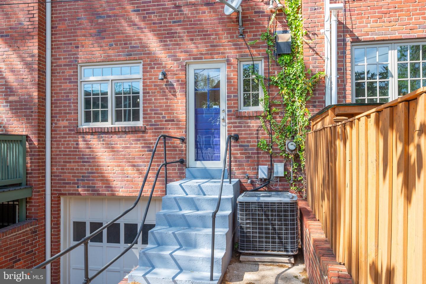 704 Avon Pl