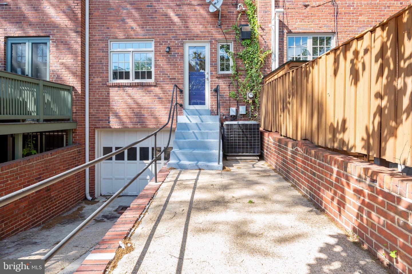 704 Avon Pl