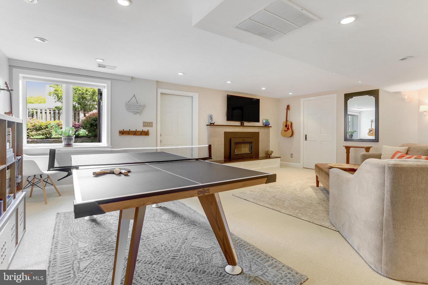 420 ARGYLE DR