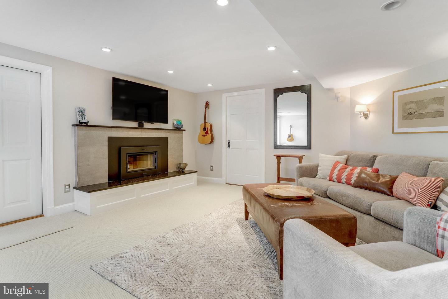 420 ARGYLE DR