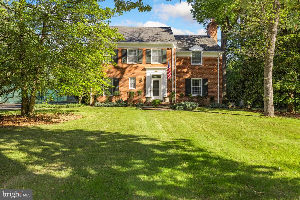 1319 Bishop Ln
