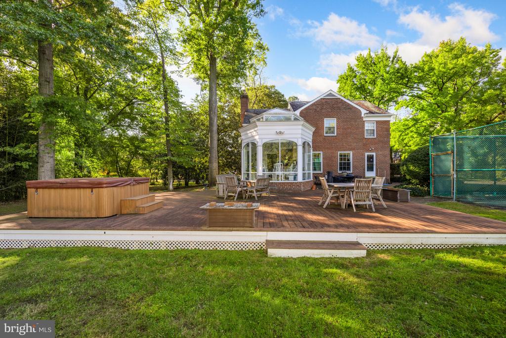 1319 Bishop Ln