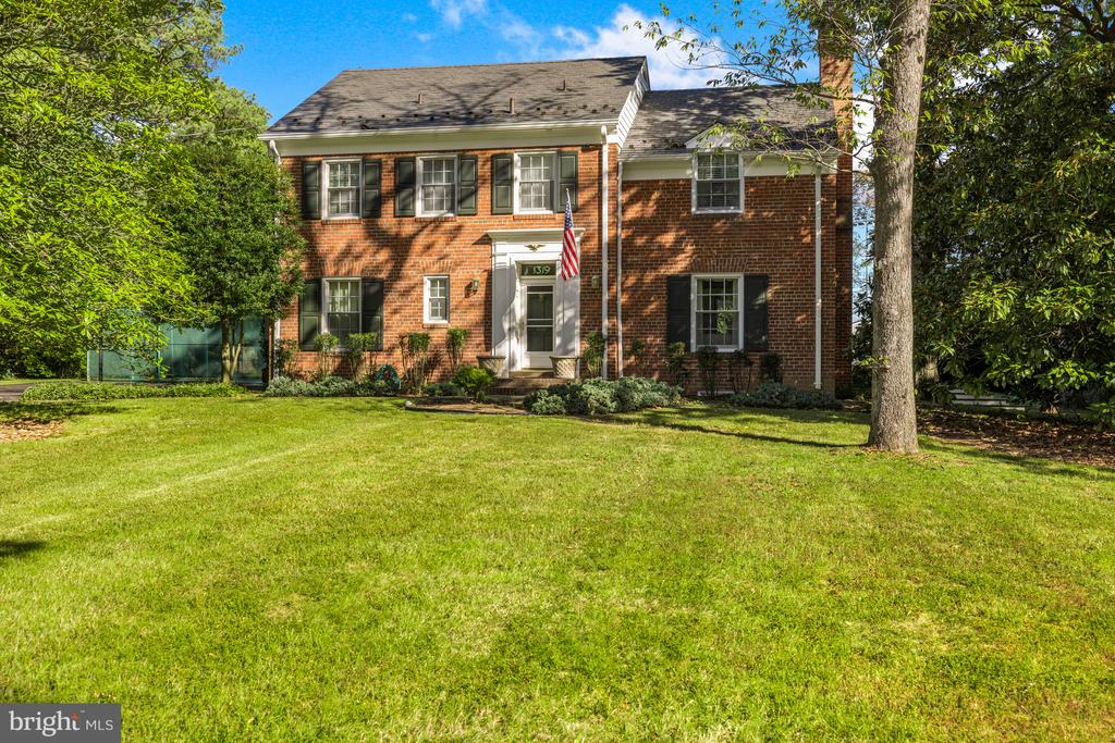 1319 Bishop Ln