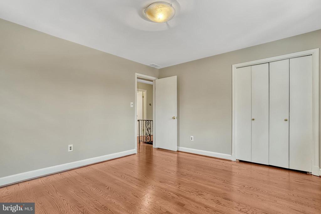 826 W Braddock Rd