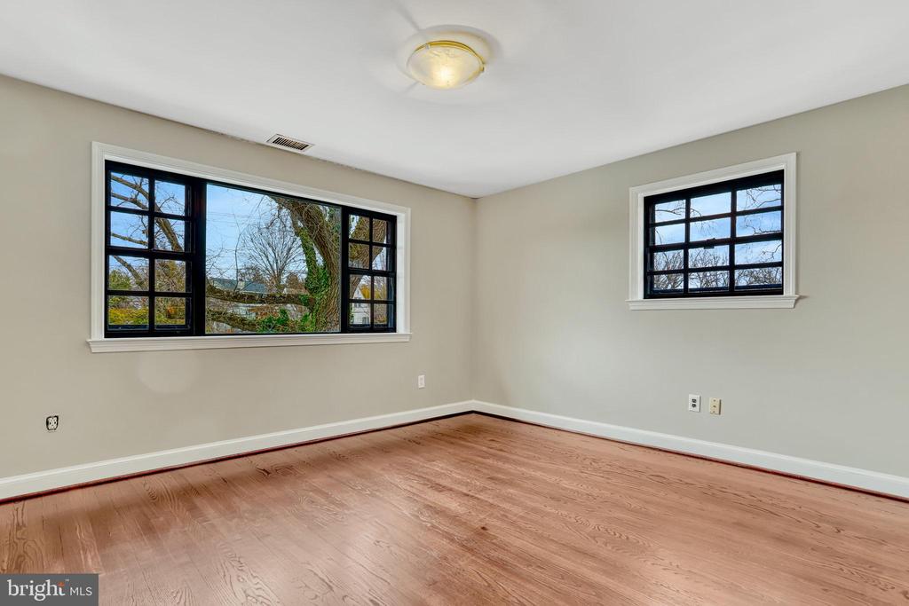 826 W Braddock Rd