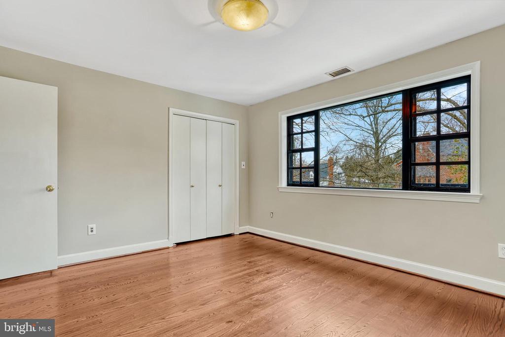 826 W Braddock Rd