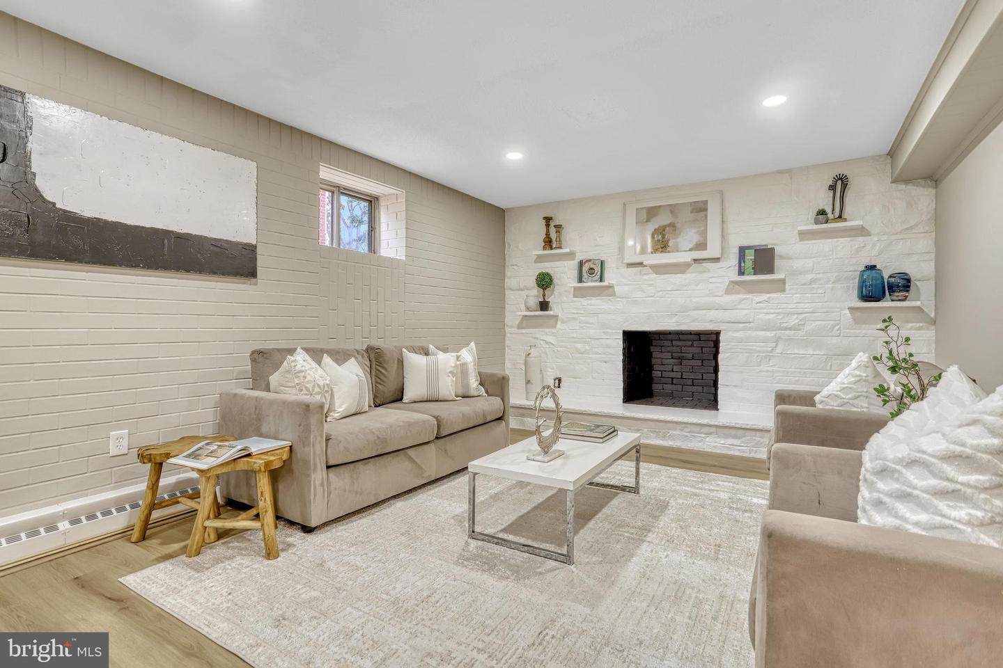 826 W Braddock Rd