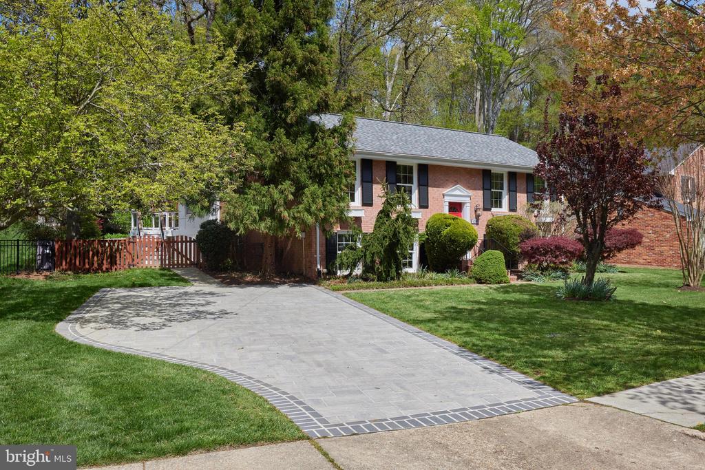 4709 Peacock Ave
