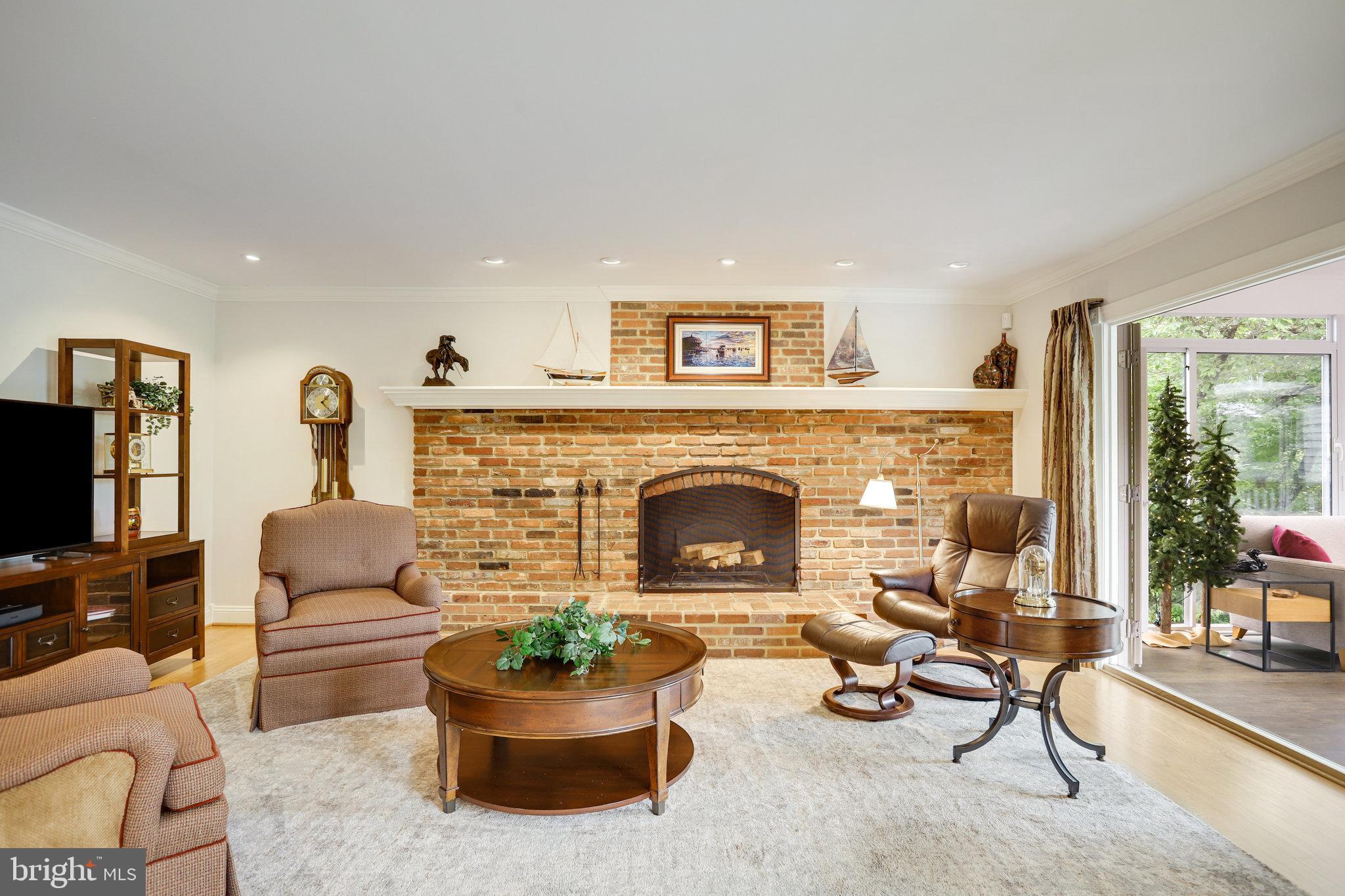 4004 Featherstone Pl