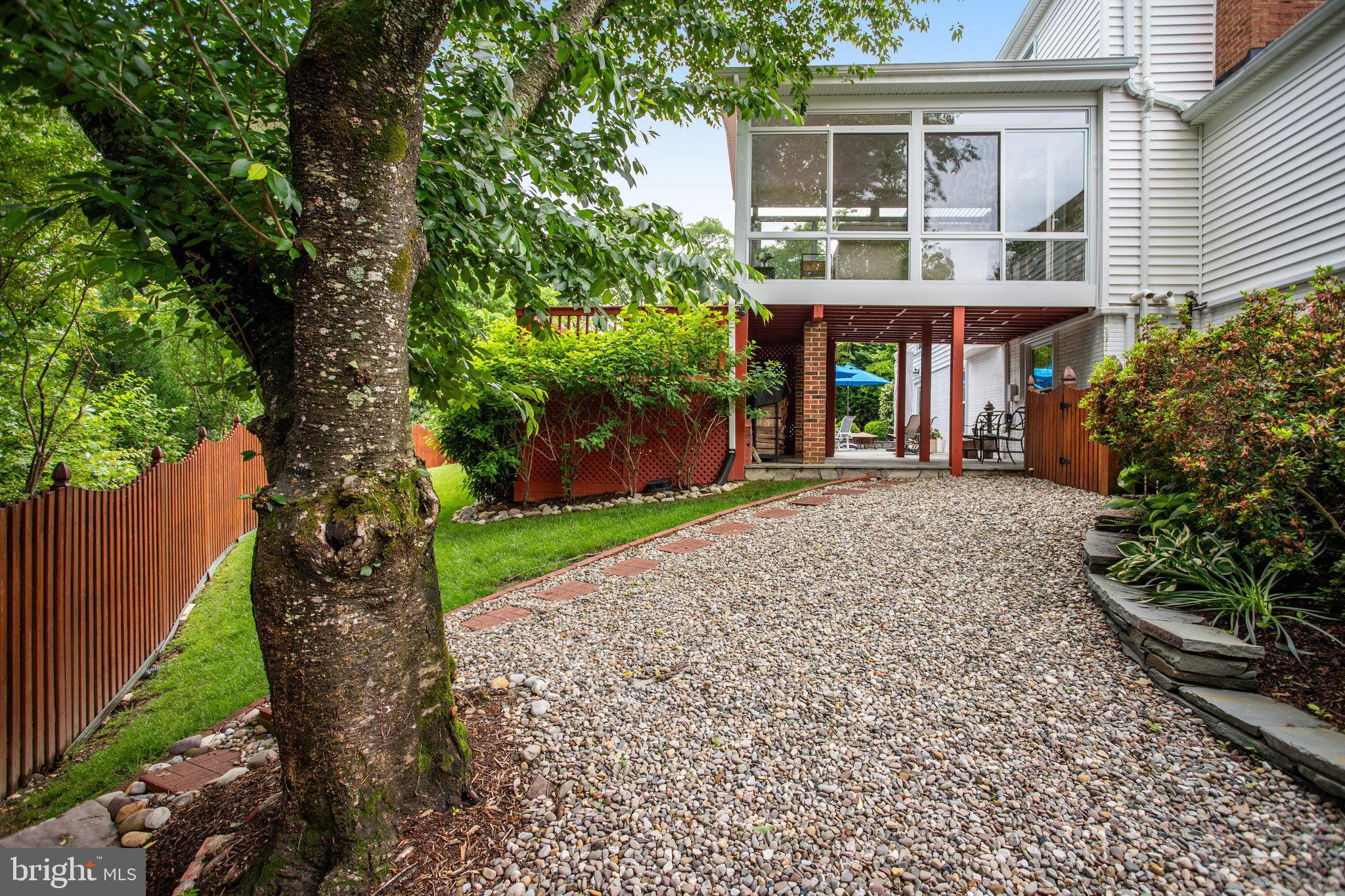 4004 Featherstone Pl