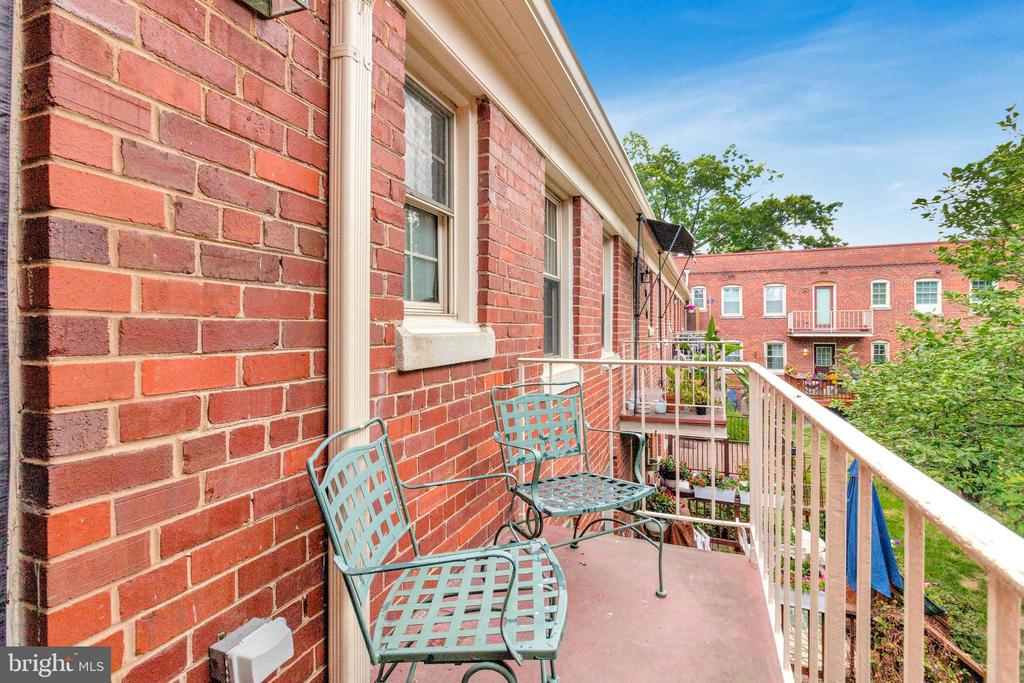 1307 E Abingdon Dr #4