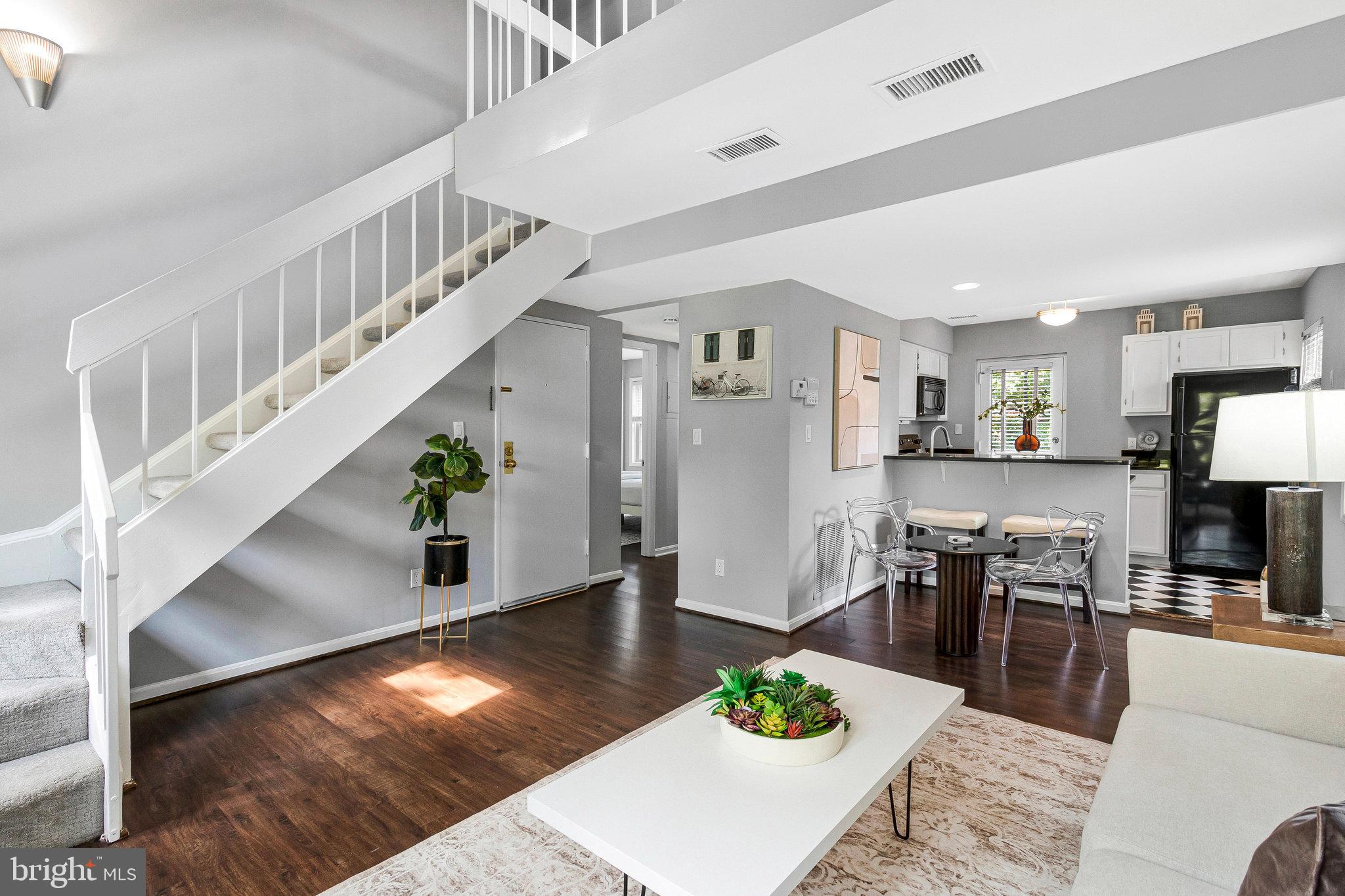 1307 E Abingdon Dr #4
