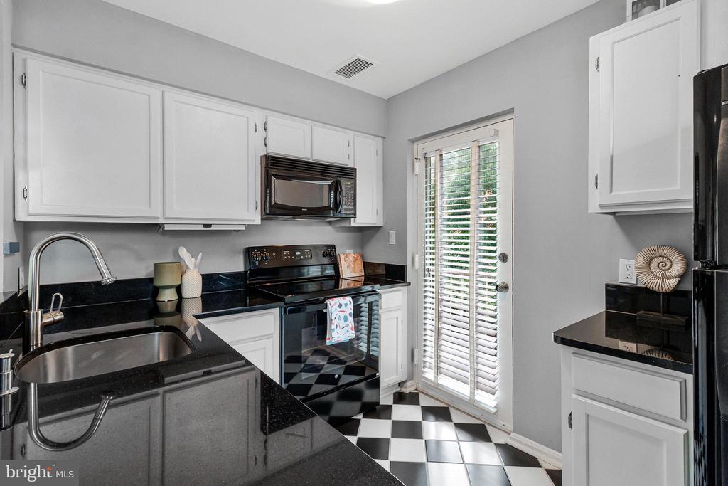 1307 E Abingdon Dr #4