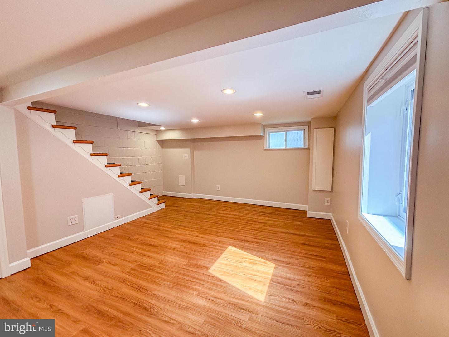 425 LAVERNE AVE