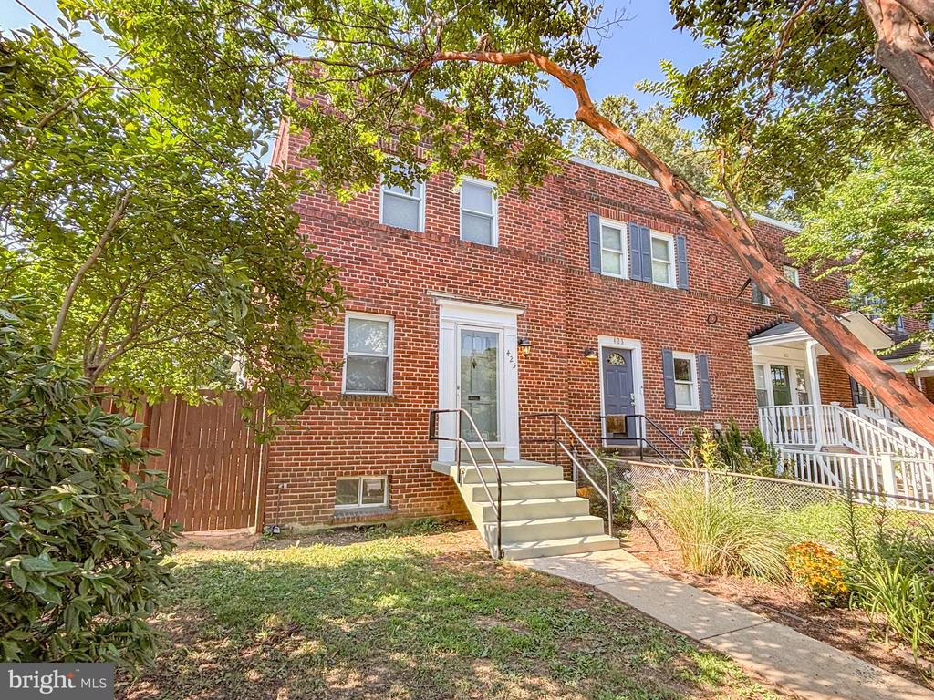 425 LAVERNE AVE