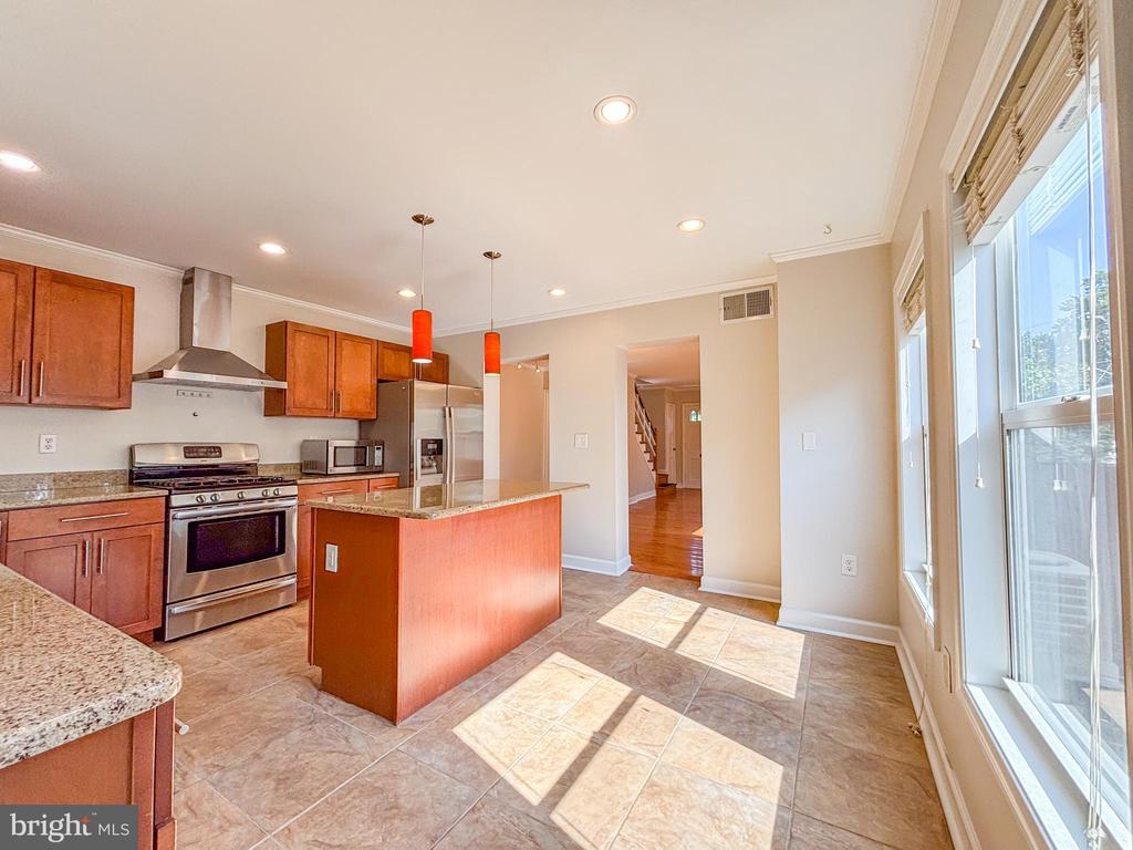 425 LAVERNE AVE