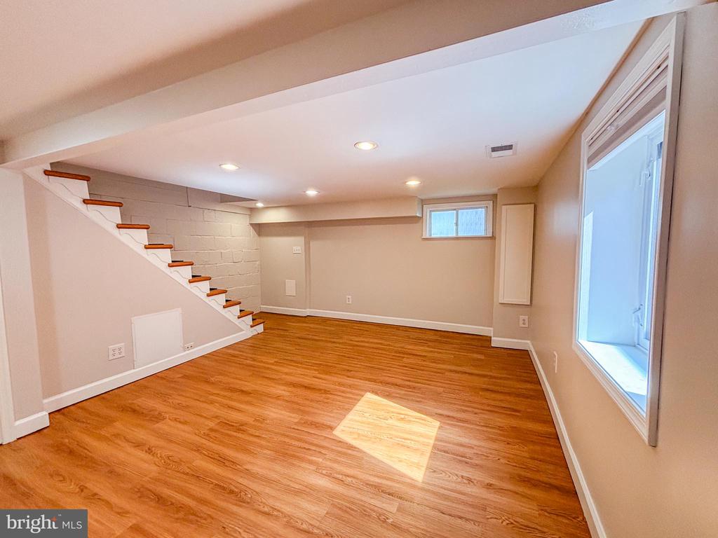 425 LAVERNE AVE