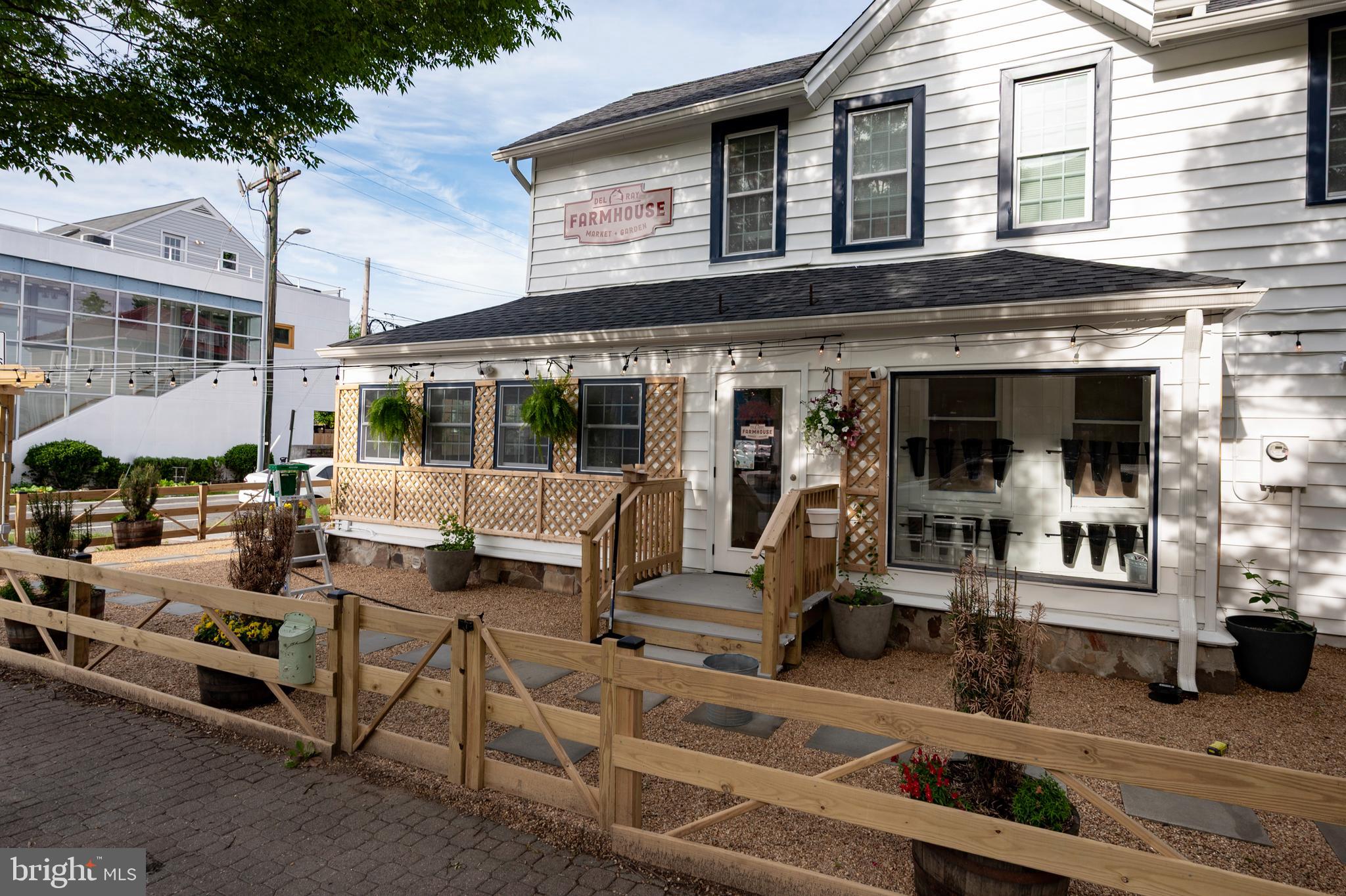 27 W WYATT AVE