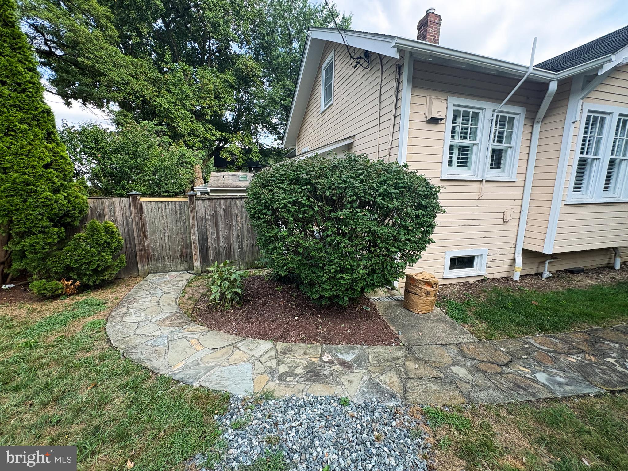 27 W WYATT AVE